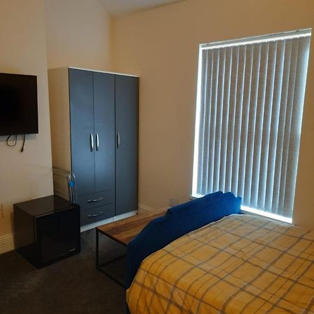 Lovely Bedroom With Shared Kitchen & Bathroom Free Parking Walsall Extérieur photo
