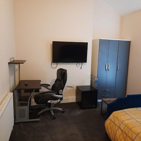 Lovely Bedroom With Shared Kitchen & Bathroom Free Parking Walsall Extérieur photo
