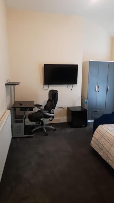Lovely Bedroom With Shared Kitchen & Bathroom Free Parking Walsall Extérieur photo