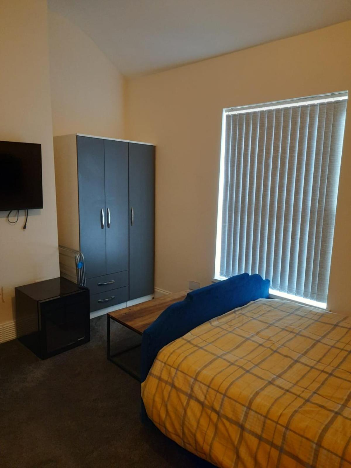 Lovely Bedroom With Shared Kitchen & Bathroom Free Parking Walsall Extérieur photo