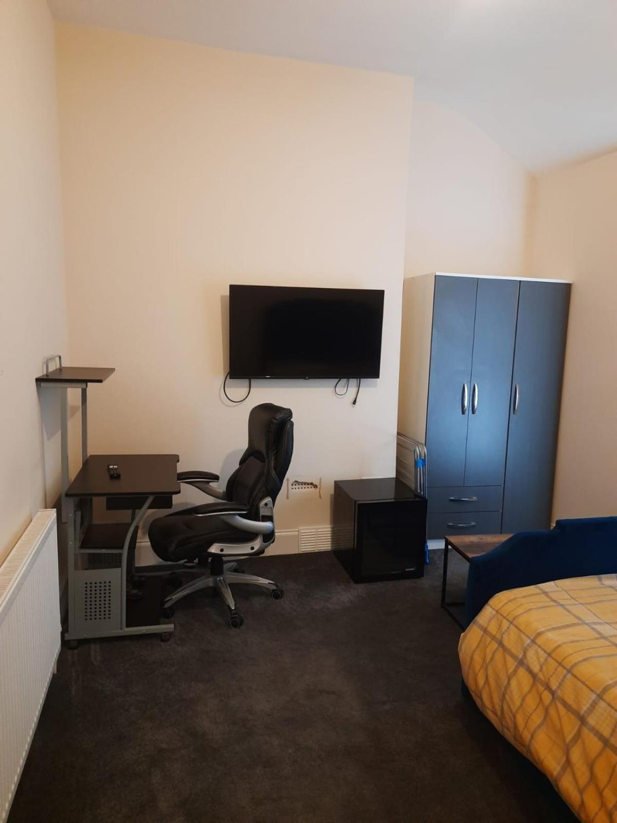 Lovely Bedroom With Shared Kitchen & Bathroom Free Parking Walsall Extérieur photo
