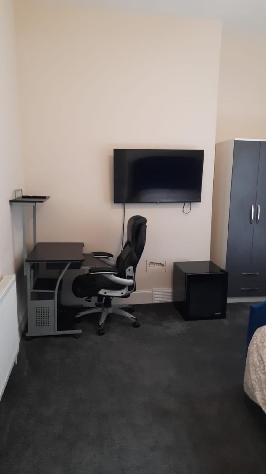 Lovely Bedroom With Shared Kitchen & Bathroom Free Parking Walsall Extérieur photo
