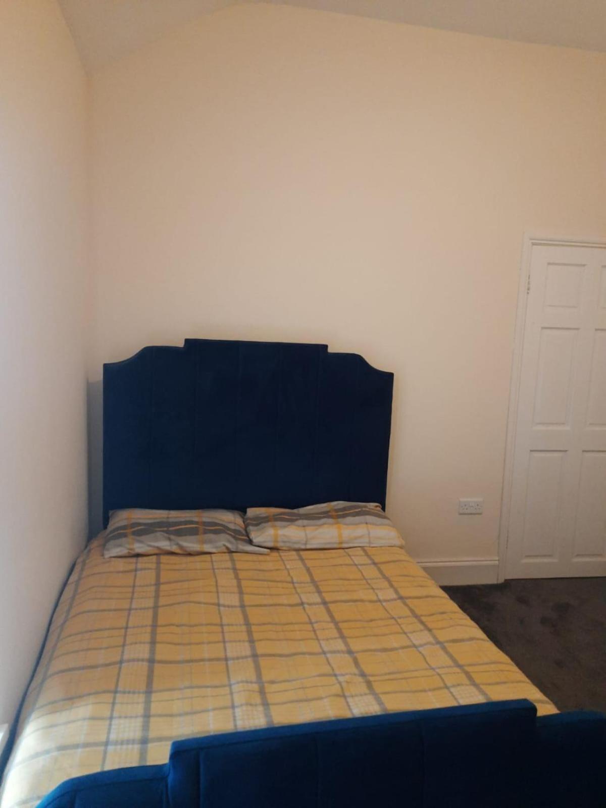 Lovely Bedroom With Shared Kitchen & Bathroom Free Parking Walsall Extérieur photo